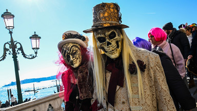 Tysiące turystów na karnawale w Wenecji