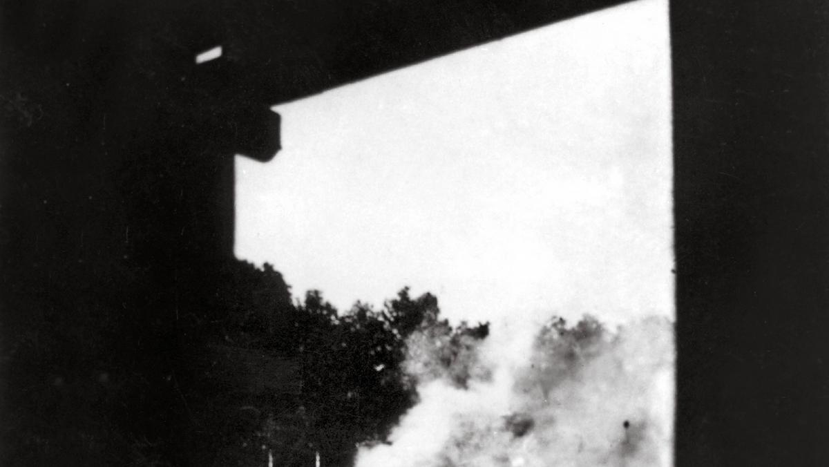 Spalanie ciał ofiar masowej zagłady w krematorium V – zdjęcie wykonane potajemnie przez konspiratorów, członków Sonderkommando, obóz Auschwitz, lato 1944 r.  
