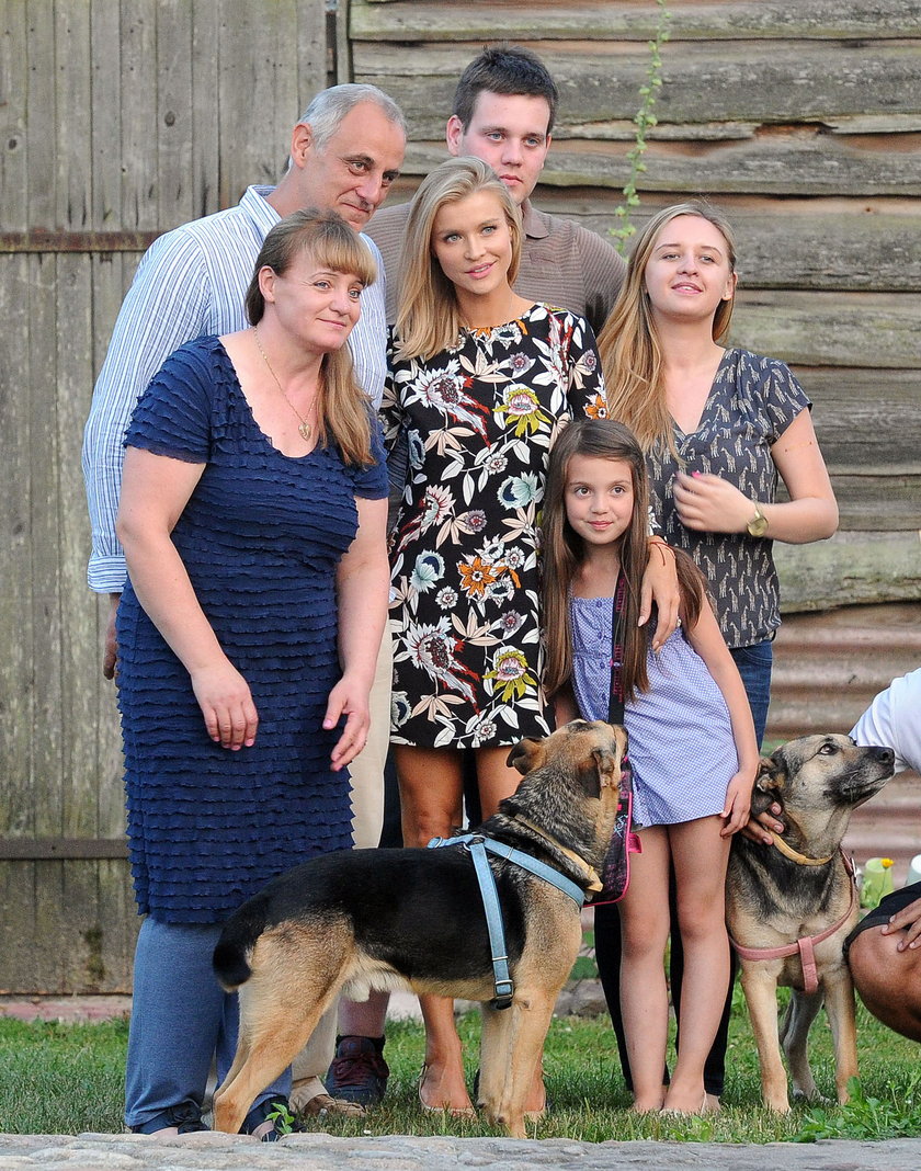 Joanna Krupa z rodziną która przygarnęła psy