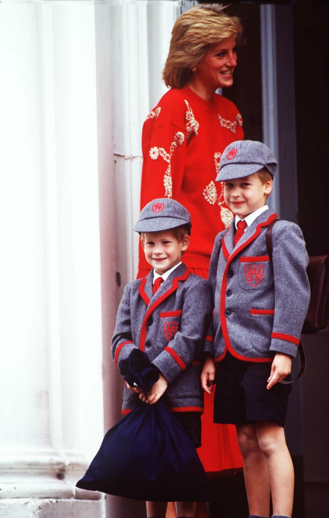 Princeza Dajana sa sinovima Vilijamom i Harijem u njihovim "Wetherby" uniformama
