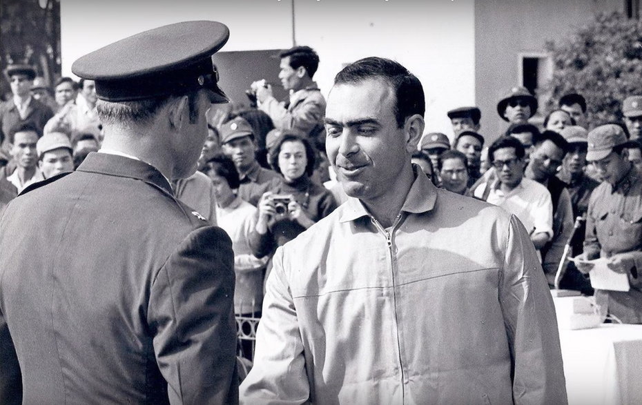 Kapitan Joseph Crecca Jr. chwilę po uwolnieniu z wietnamskiej niewoli. W tle widoczna komisja przekazująca jeńców.
