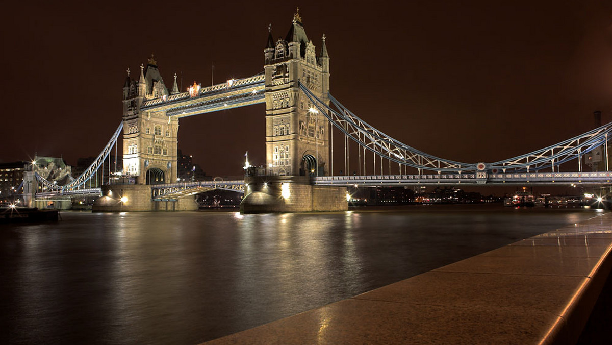 W Londynie od poniedziałku możliwe jest przejście na Tower Bridge przez szklaną kładkę, która jest umieszczona 42 metry nad Tamizą i ma 1,8 metra szerokości oraz 11,5 metra długości. Koszt zmiany pochłonął około miliona funtów.