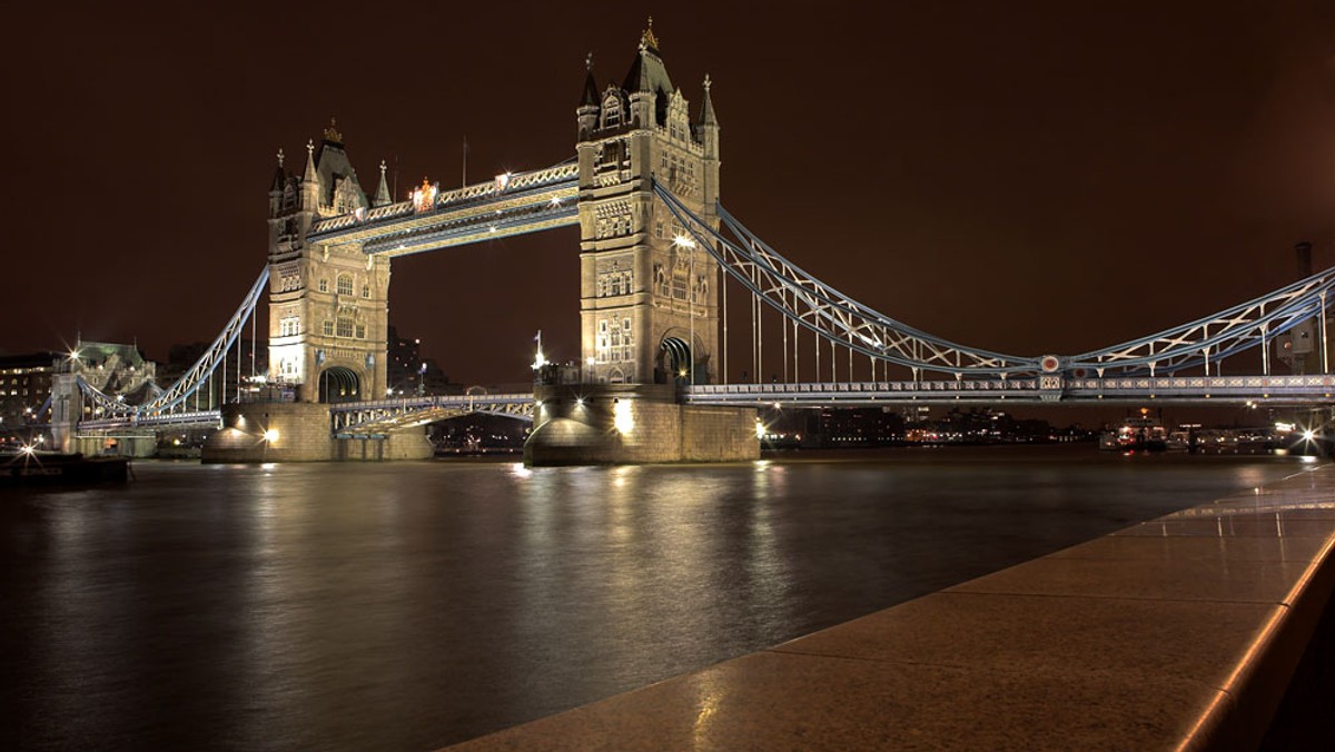 W Londynie od poniedziałku możliwe jest przejście na Tower Bridge przez szklaną kładkę, która jest umieszczona 42 metry nad Tamizą i ma 1,8 metra szerokości oraz 11,5 metra długości. Koszt zmiany pochłonął około miliona funtów.