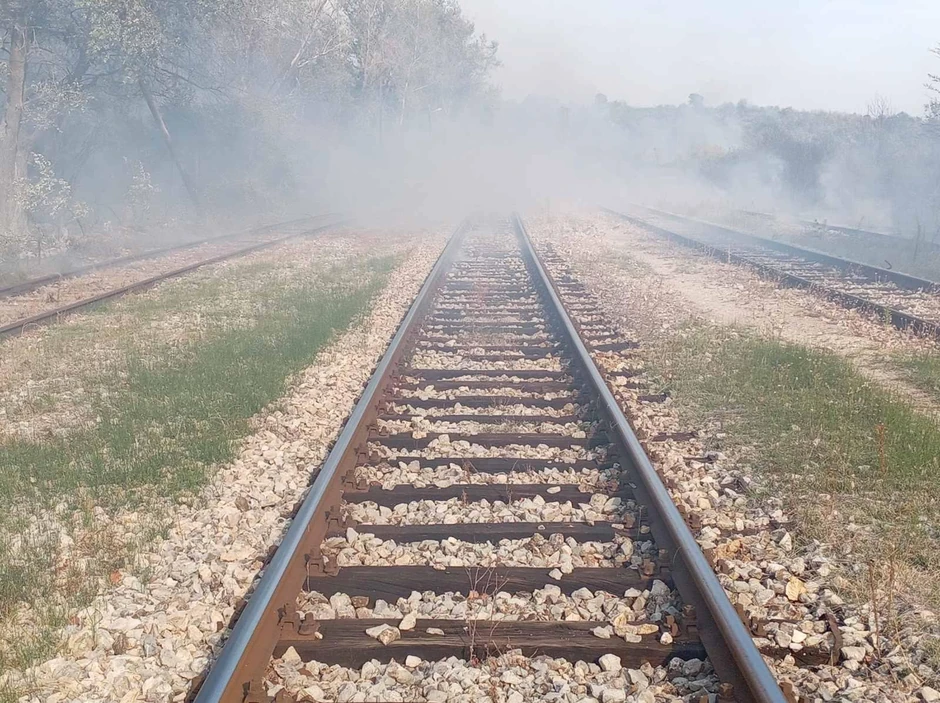 Požar kraj pruge u Brusniku