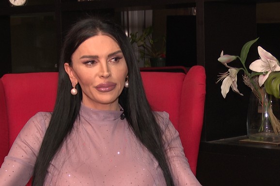 UDALA SE ELEKTRA ELIT, POZNATO I KO JE MLADOŽENJA Transrodna pevačica zablistala u raskošnoj venčanici: U prvom planu bujne silikonske grudi