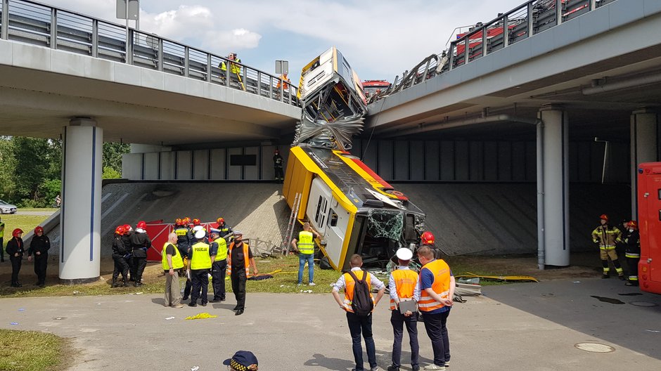 25 czerwca autobus komunikacji miejskiej spadł z wiaduktu w Warszawie