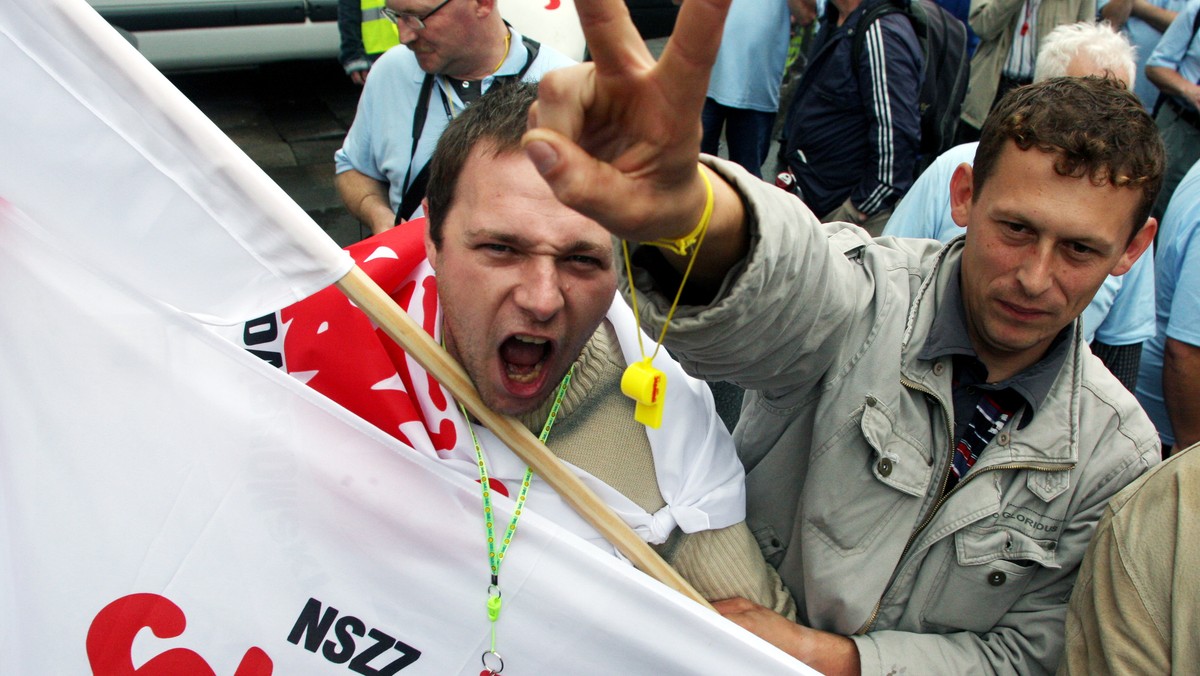 Na Pl. Piłsudskiego w Warszawie zbierają się związkowcy z OPZZ i NSZZ "Solidarność", którzy zamierzają protestować przeciwko planom zamrożenia płac w "budżetówce". Demonstracja ma wyruszyć w południe; związkowcy przejdą m.in. pod kancelarię premiera.