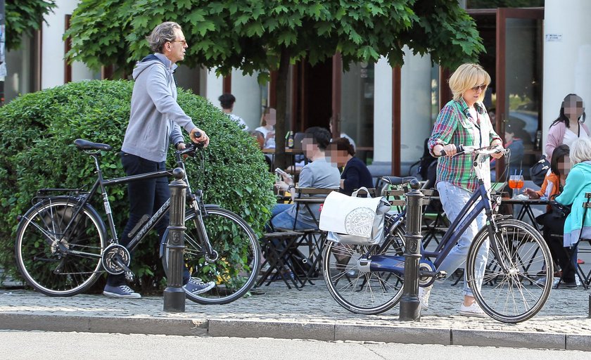 Agata Młynarska z mężem na rowerach