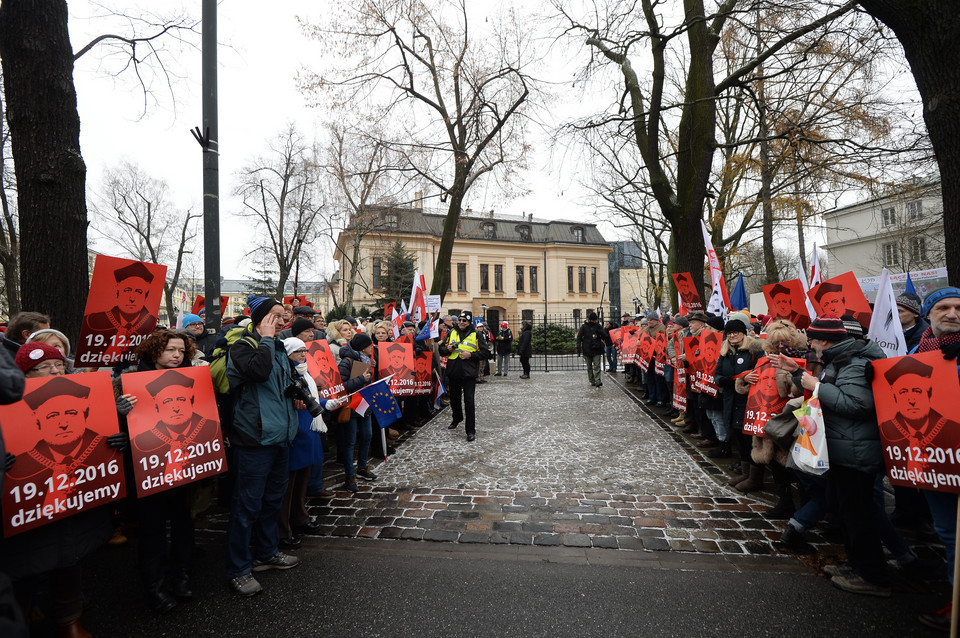 KOD i kluby "Gazety Polskiej". Demonstracje w Warszawie po zamieszaniu w Sejmie