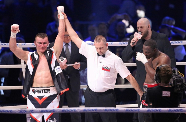 Mateusz Masternak (L) i Amerykanin Eric Fields (P) podczas ogłoszenia wyników walki w wadze junior ciężkiej, w trakcie gali bokserskiej Polsat Boxing Night