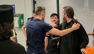 Aleksa Avramović sa sveštenikom