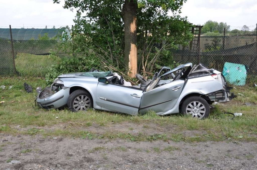 Renault straciło dach. Pasażer nie żyje. Foty