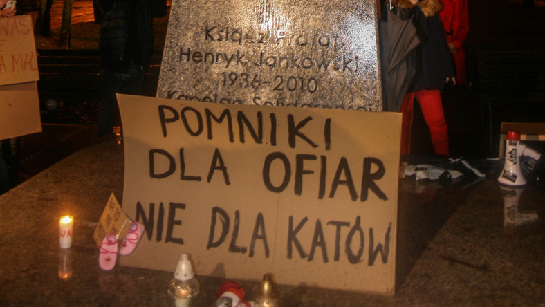 Gdańsk. Protest pod pomnikiem ks. Jankowskiego