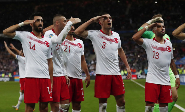 Turcy znów salutowali po strzeleniu gola. Telewizje tego nie pokazały [FOTO]