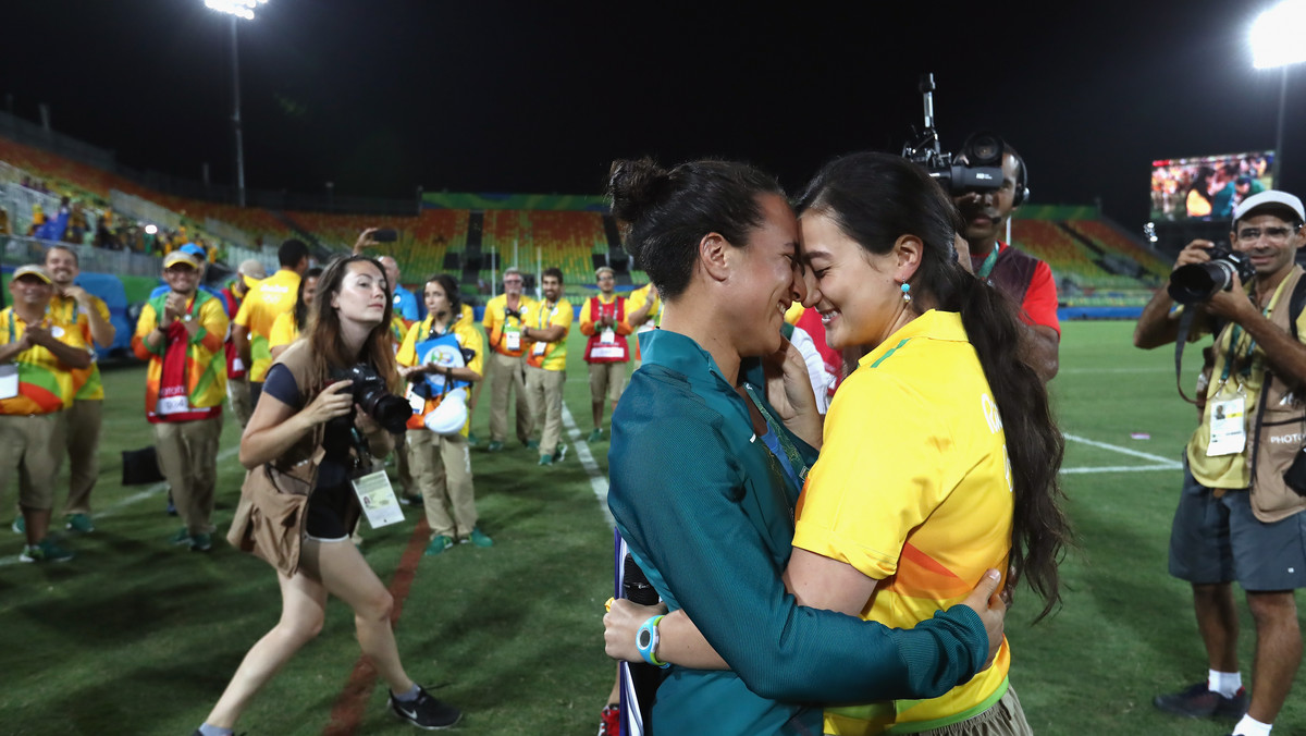 Zagraniczne media piszą o pięknym wydarzeniu, jakie miało miejsce podczas igrzysk olimpijskich w Rio de Janeiro. Jedna z zawodniczek po tym, jak jej reprezentacja zajęła dziewiąte miejsce w zmaganiach olimpijskich, przyjęła oświadczyny ukochanej.