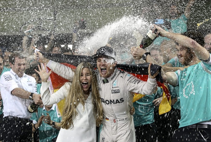 Nico Rosberg cieszy się razem ze swoją żoną