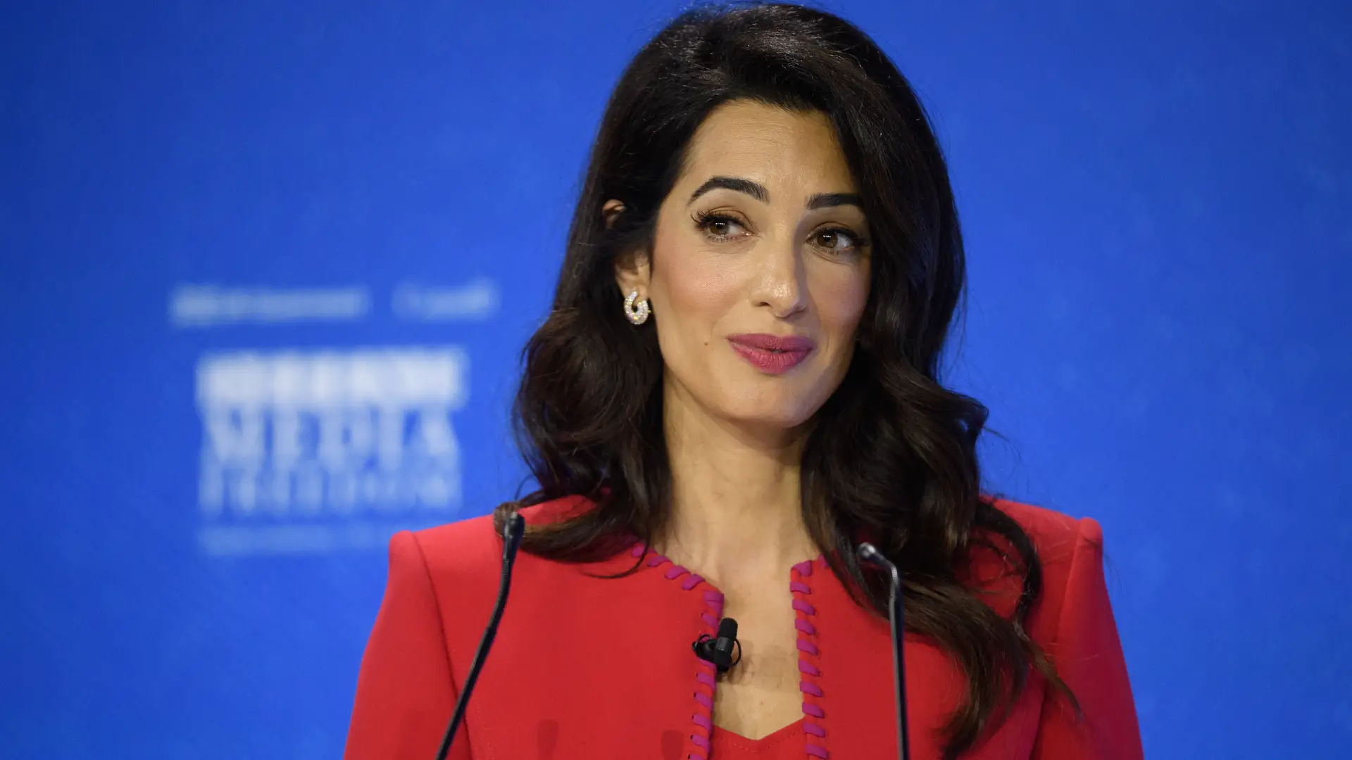 Broni praw człowieka i jest ikoną stylu. Osiem zasad ubioru Amal Clooney