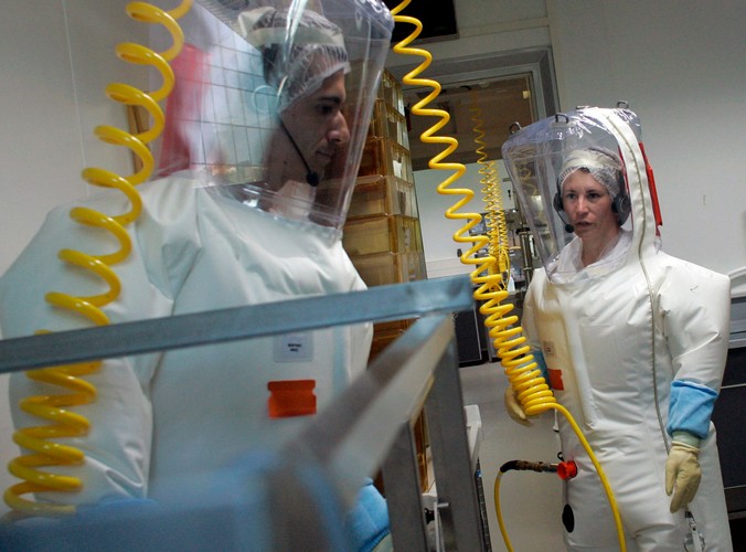 Tak też można zabezpieczyć się przed grypą. Francuscy naukowcy w specjalnych kombinezonach przygotowują się do badań nad wirusem świńskiej grypy H1N1