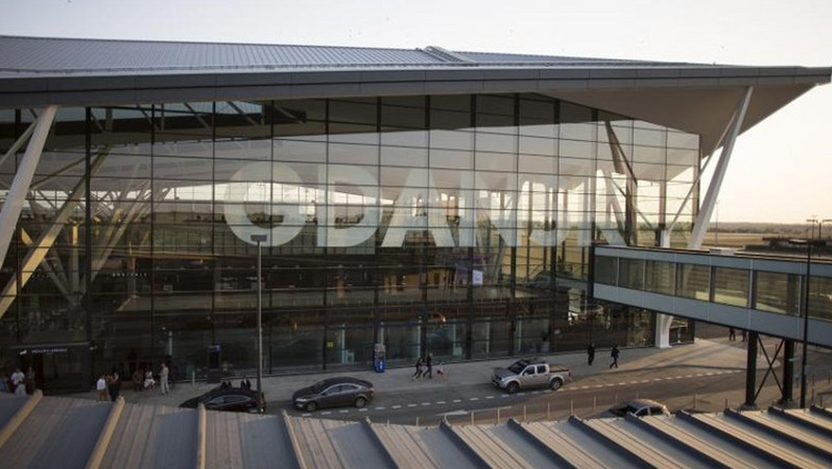 Do nietypowej sytuacji doszło w Gdańsku, gdzie na płycie lotniska w pobliżu kołujących samolotów nagle pojawiło się trzech pasażerów. Musieli interweniować antyterroryści.