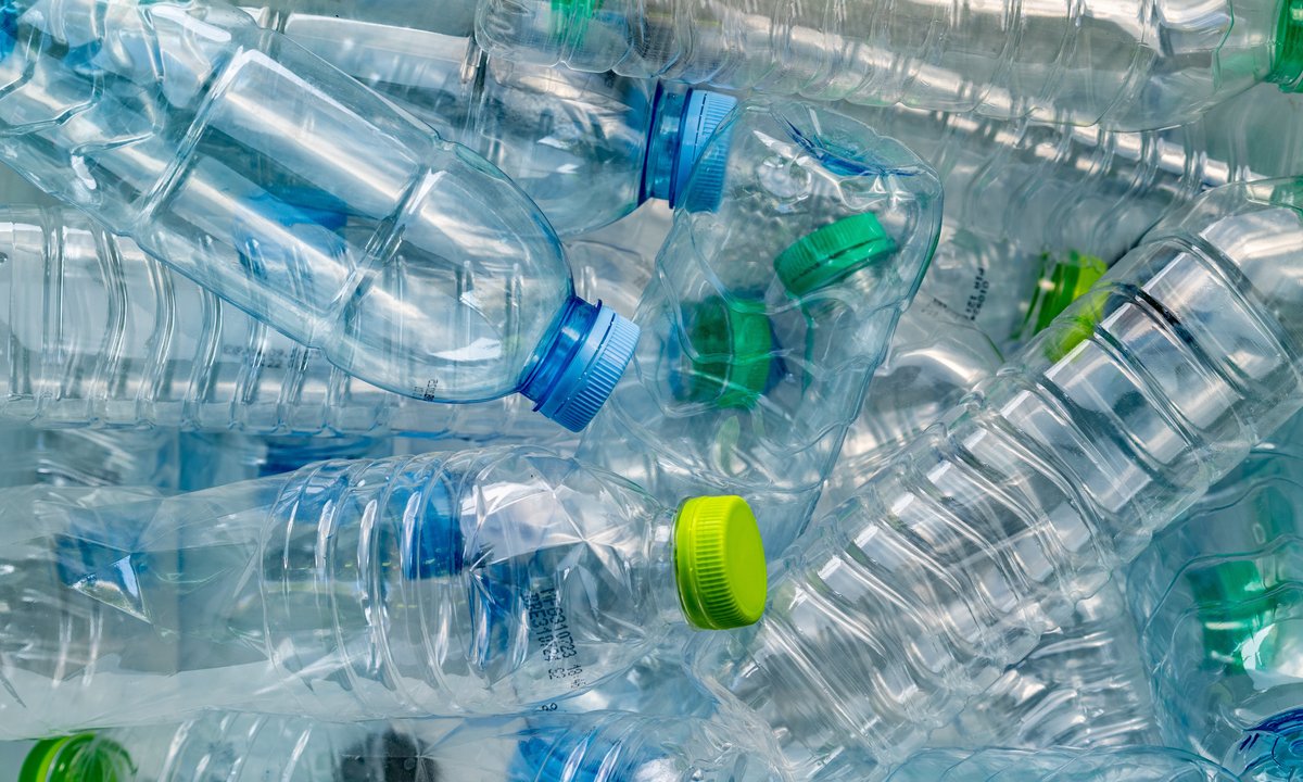Plastikowa butelka zyskuje drugie życie w kuchni. Oto trzy proste sposoby na praktyczne gadżety DIY