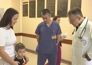 Dečak sa doktorima koji su mu spasili život