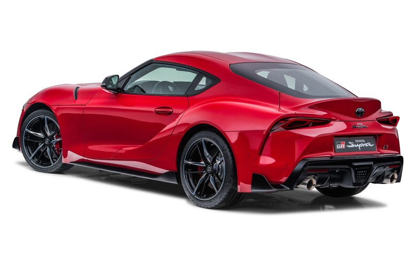 W Europie Toyota GR Supra będzie wyposażona w 19-calowe aluminiowe felgi z naprzemiennie czarnymi i srebrnymi ramionami