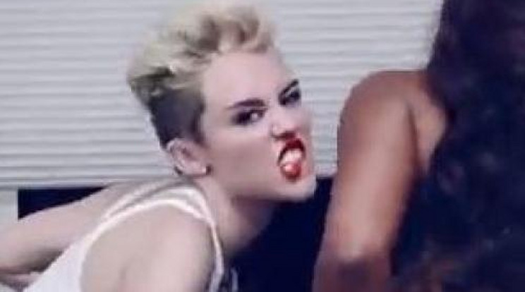Keményen rázta a fenekét Miley Cyrus - Videó!