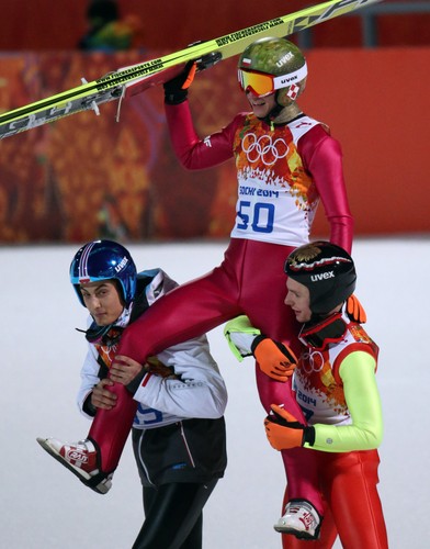 Tak Kamil Stoch frunął po złoto, a potem cieszył się z medalu