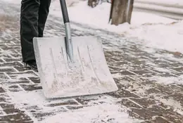 Nieodśnieżony chodnik a prawo. Kto powinien usunąć śnieg?