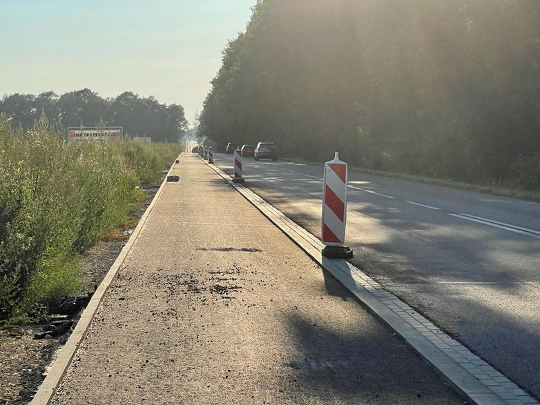 Budowa ścieżki rowerowej - końcowy odcinek Rudawki - granica z Miedźną - 05.08.2022 - autor: pless.pl