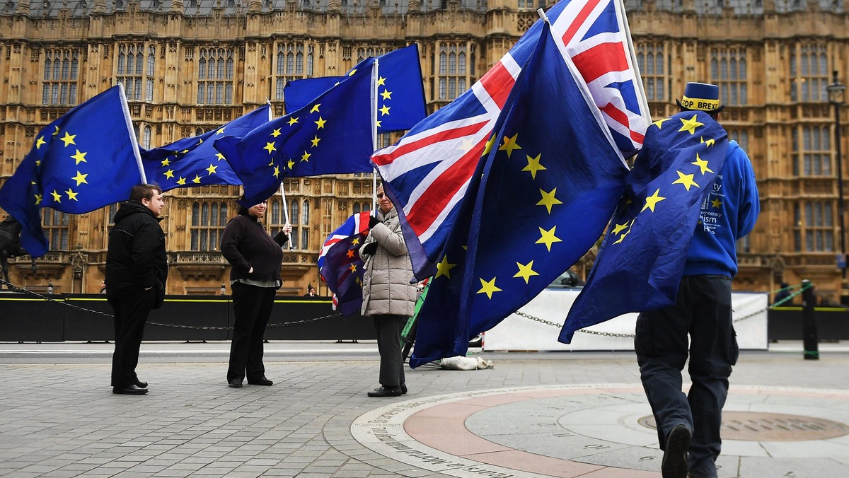 Theresa May facing pressure from Tory Party memebers amid deepening divisions over Brexit.