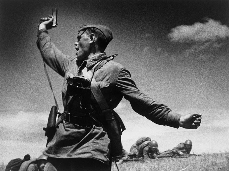 Słynna fotografia Kombat najprawdopodobniej przedstawiająca politruka Ołeksija Jeremenkę, podrywającego do ataku radzieckich żołnierzy z pistoletem TT w uniesionej dłoni, lato 1942 roku