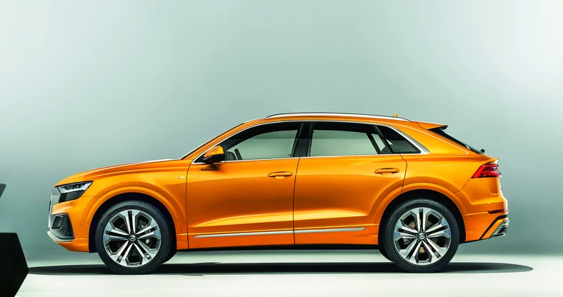 Audi Q8: pierwszy SUV Audi zaprojektowany w całości pod kierownictwem  Marca Lichtego pojawił się na rynku w zeszłym roku. W ofercie silniki benzynowe i diesle. Wkrótce wersje SQ8 i RS Q8. Ceny od 349 700 zł. 