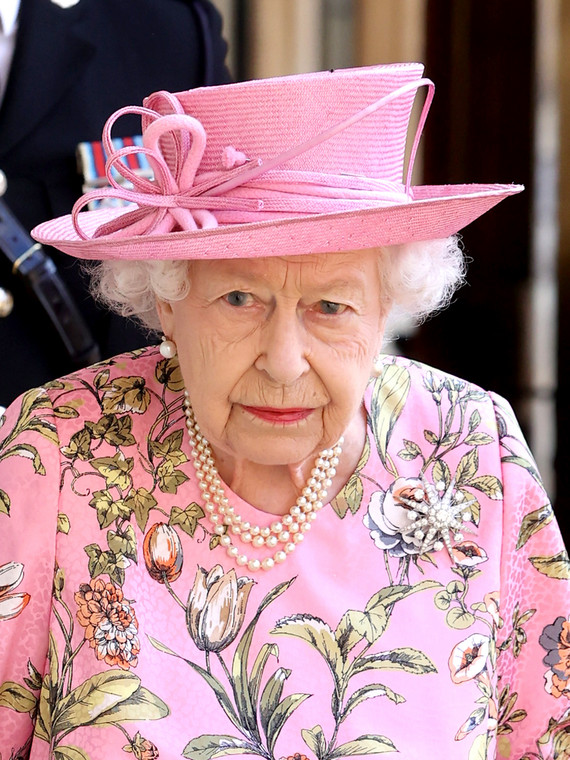 Królowa Elżbieta II i jej symboliczna "amerykańska" broszka (Windsor, 13 czerwca 2021 r.)