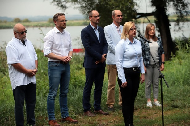 Żabnica (pow. gryfiński), 19.08.2022. Minister klimatu i środowiska Anna Moskwa (2P) i wojewoda zachodniopomorski Zbigniew Bogucki (2L) podczas konferencji prasowej w Żabnicy k. Gryfina, 19 bm. Spotkanie dotyczyło zanieczyszczenia Odry. (jm) PAP/Jerzy Muszyński