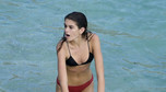 Kaia Gerber, córka Cindy Crawford w bikini na plaży