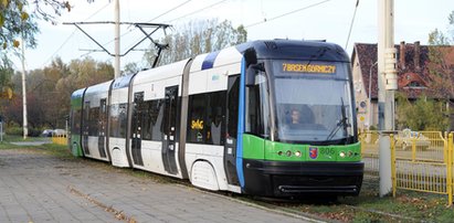 Jechał tramwajem na gapę. Policjanci wyprowadzili go w kajdankach