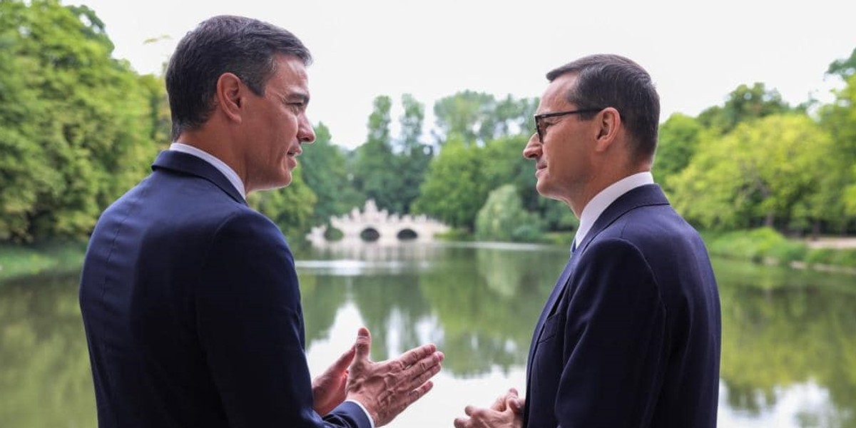 Pedro Sanchez i Mateusz Morawiecki podczas spotkania w Warszawie 27 lipca.