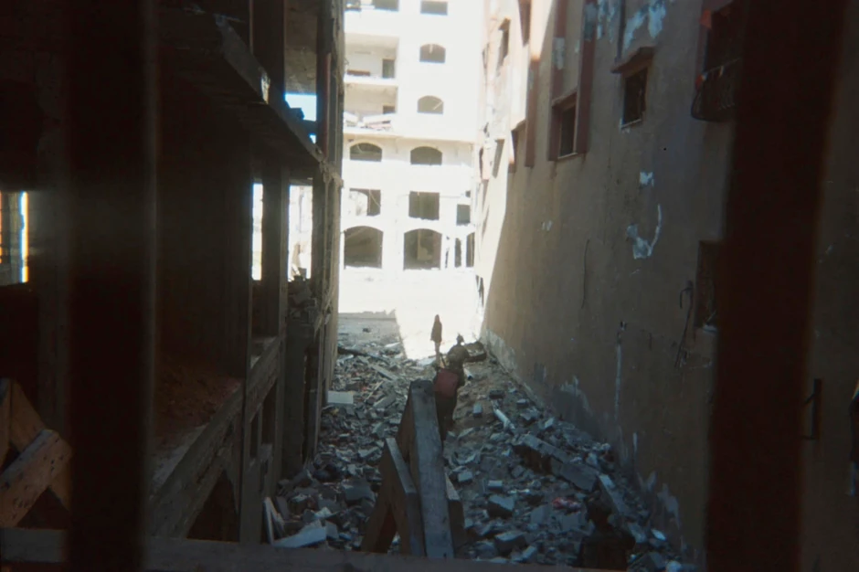 Fotografija prikazuje dva pritvorenika koji su korišćeni kao ljudski štitovi, a drže ih u kući u oblasti grada Gaze 2024. godine