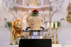 Pogrzeb Zbigniewa Lwa-Starowicza. Obok urny postawiono...maskotkę [FOTO]