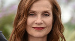 Isabelle Huppert w kolorowej stylizacji na sesji w Cannes