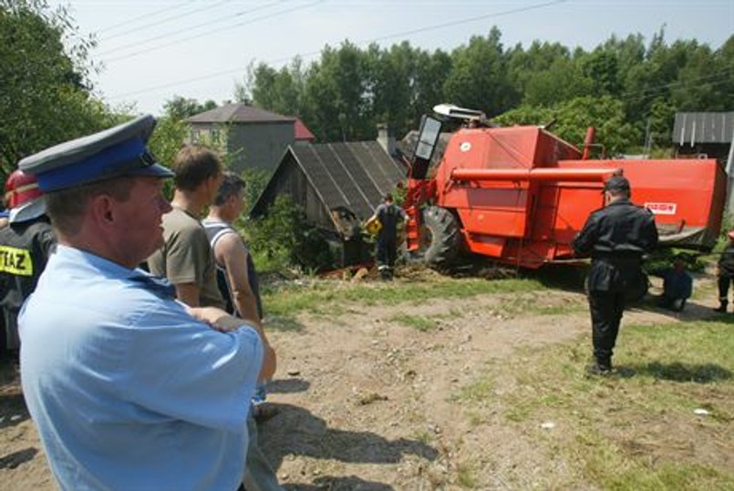 Kombajn wjechał w dom