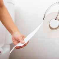 Ülni vagy guggolni? Egy tudós elárulja, miért rosszabb nyilvános WC felett tartani magunkat