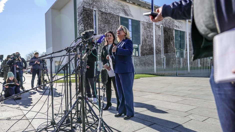 Ministra Spraw Zagranicznych Niemiec Annalena Baerbock i ministra rozwoju Svenja Schulze przedstawiają wytyczne feministycznej polityki zagranicznej