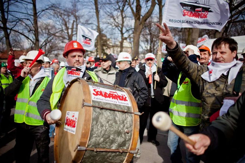 O fuj! Związkowcy przynieśli przed Sejm... FOTO