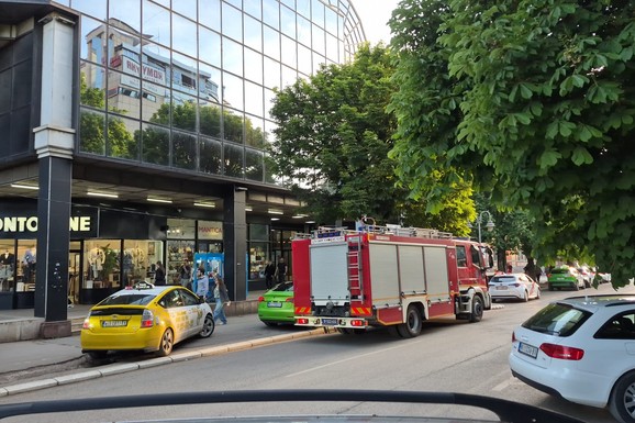 HITNA INTERVENCIJA U TRŽNOM CENTRU U NIŠU Zapaljena kanta digla vatrogasce na noge