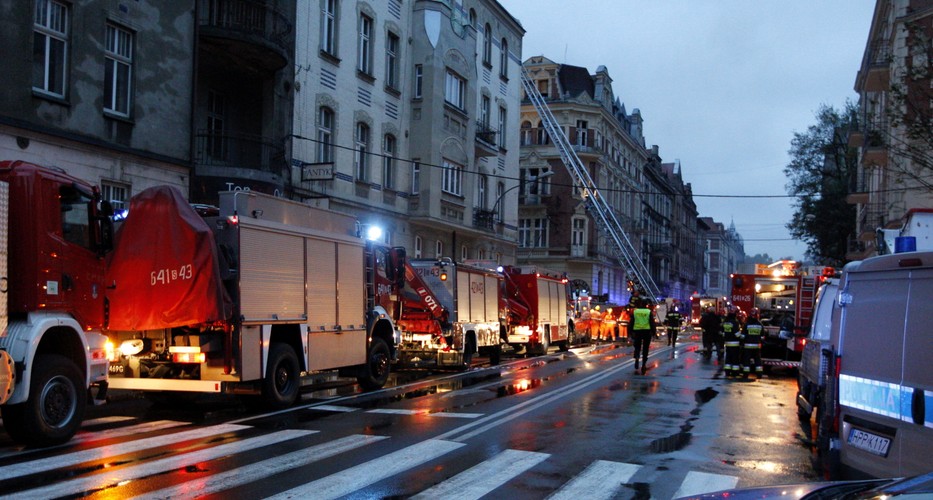 Służby ratunkowe w okolicach kamienicy w Katowicach