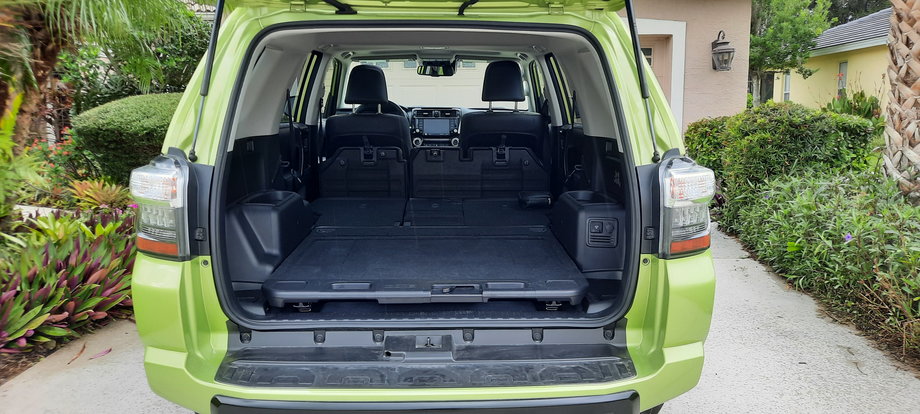 Toyota 4Runner TRD Pro - złożenie kanapy zwiększa przestrzeń dwukrotnie. 