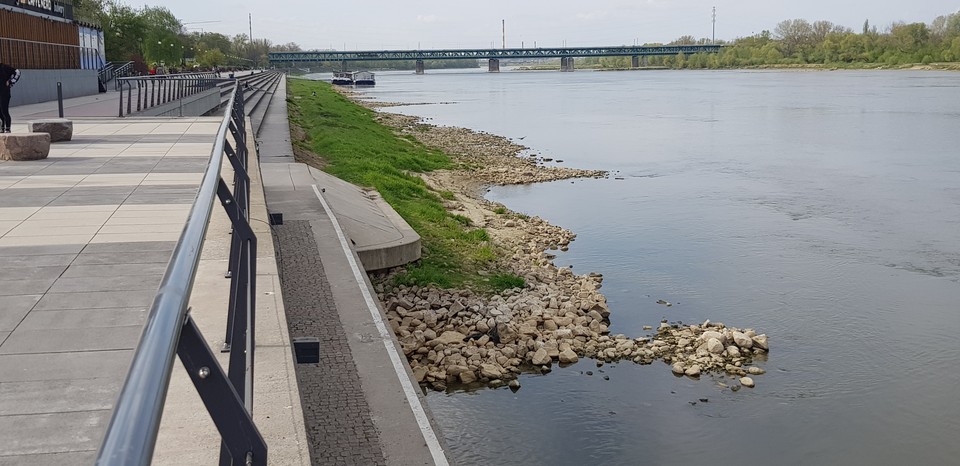 Coraz niższy stan Wisły w Warszawie