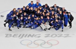 Reprezentantki Finlandii z brązowym medalem w hokeju na lodzie